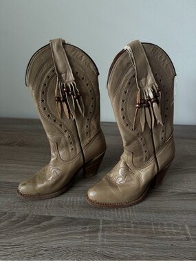 Vintage Miss Capezio Western Boots Tan Leather Fringe Beaded Stars USA Boho 6.5